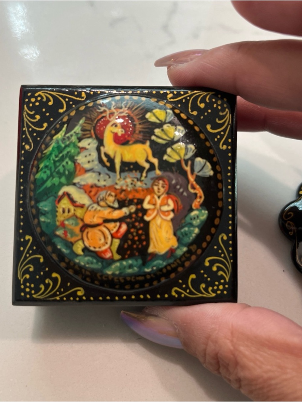 Hand Painted Russian Lacquer Trinket Box Black Green Gold AND Brooch Signed - Picture 3 of 12